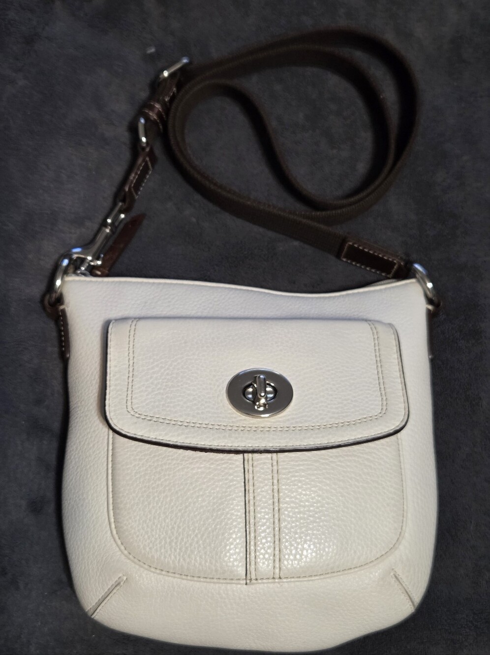 Vintage COACH Park Leather Swingpack Cream Crossbody Bag with Turn-Lock Closure